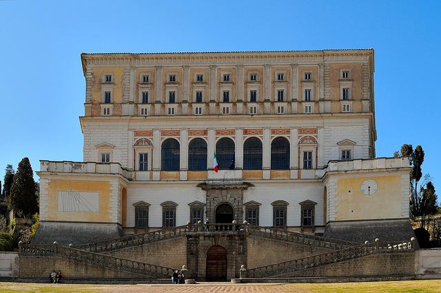 Villa Farnese v Caprarole: pětiboká vila se schodištěm, po kterém vyjel i kůň