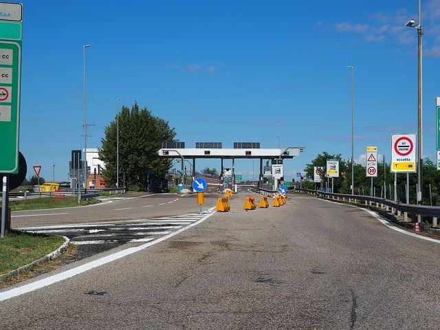 Mýtné brány v Itálii: barvy pruhů a co dělat při chybě