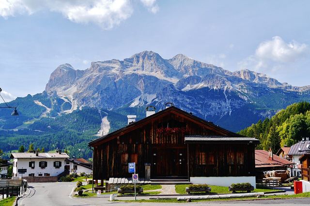 Cortina d'Ampezzo: perla Dolomit, dějiště ZOH 2026 a co tu dělat v létě