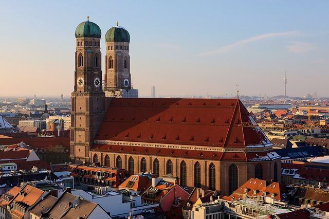Mnichov: Marienplatz, zvonkohra ve dvanáct a katedrála, kterou postavil čert