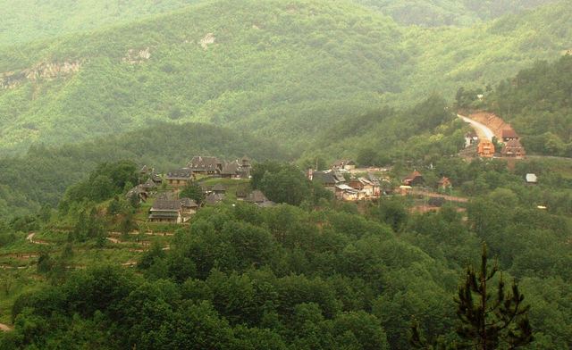 Drvengrad a Mokra Gora: Kusturicovo dřevěné město a Šarganská osmička