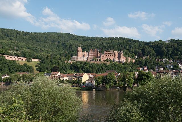 Heidelberský zámek: nedostavěná ruina nad Neckarem, obří sud na 220 000 litrů a kde nechat dodávku