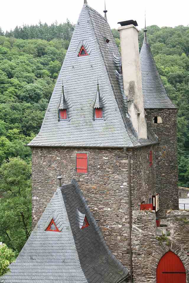Burg Eltz: pohádkový hrad nad Moselou, který nikdy nedobyli