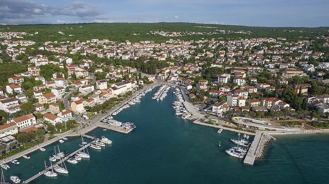 Malinska na Krku: rodinné pláže a opuštěný luxus hotelu Haludovo
