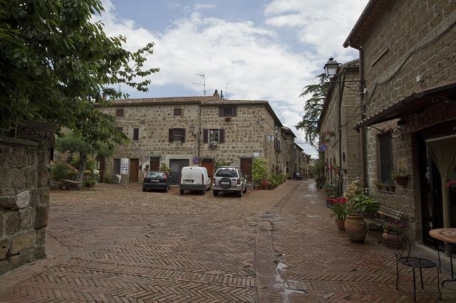 Sovana: etruské nekropole, Tomba Ildebranda a románský dóm