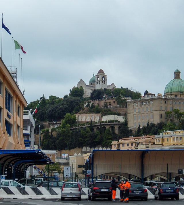 Ancona: jaderský přístav, Traianův oblouk u moře a katedrála na kopci