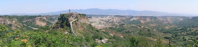 Nejhezčí vesnice Itálie autem: borghi od Civity po Pitigliano