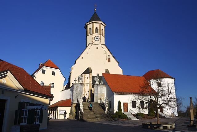 Ptujska Gora: gotický kostel Panny Marie s pláštěm nad Dravským polem