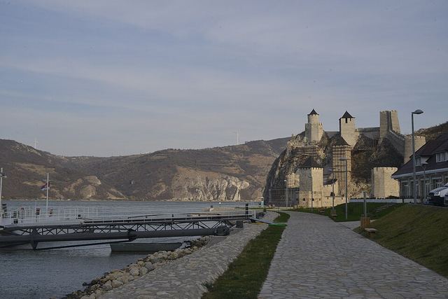 Golubac: středověká pevnost s devíti věžemi na Dunaji u Železných vrat