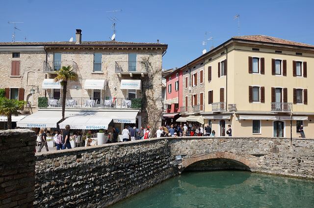 Sirmione na Lago di Garda: hrad ve vodě, římské Grotte di Catullo a termály