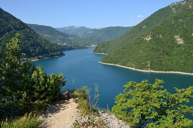Pivské jezero: tyrkysová nádrž v kaňonu a přesunutý klášter Piva