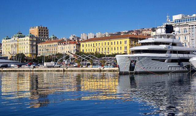 Kvarner a ostrovy trajektem: Rijeka, Opatija a čtyři ostrovy, kde se vám pomíchá Rakousko, Středomoří a vůně bylin