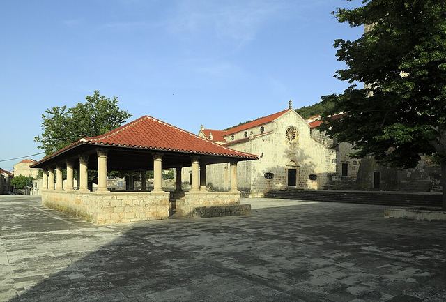 Blato na Korčule: lipová alej, loggia a mečový tanec kumpanjija