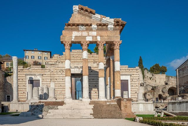 Brescia: římský chrám, klášter s pokladem a hrad nad městem, které turisté přehlížejí