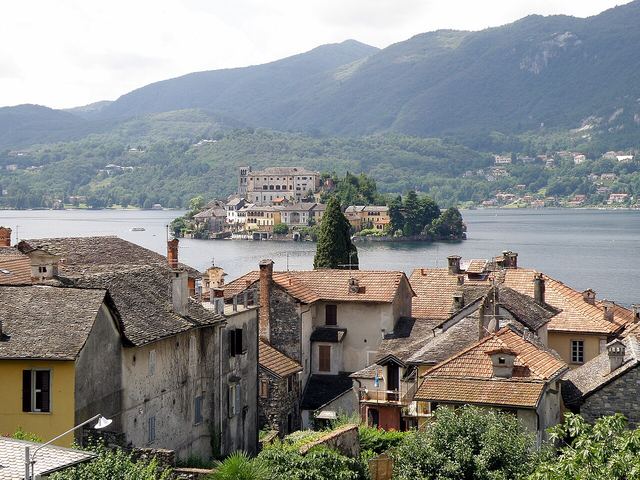Orta San Giulio: tiché jezero, ostrov mlčení a městečko, kterému se davy vyhnuly