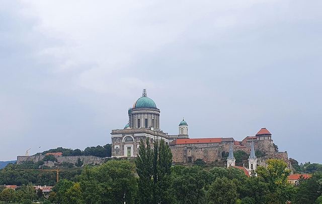 Ostřihomská bazilika autem: největší kostel Maďarska, kupole nad Dunajem a kde nechat vůz