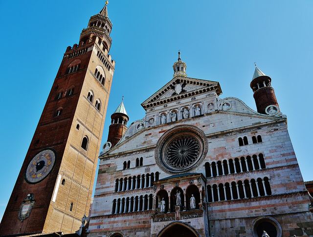 Cremona: město houslí, nejvyšší cihlové věže a sladkého torrone