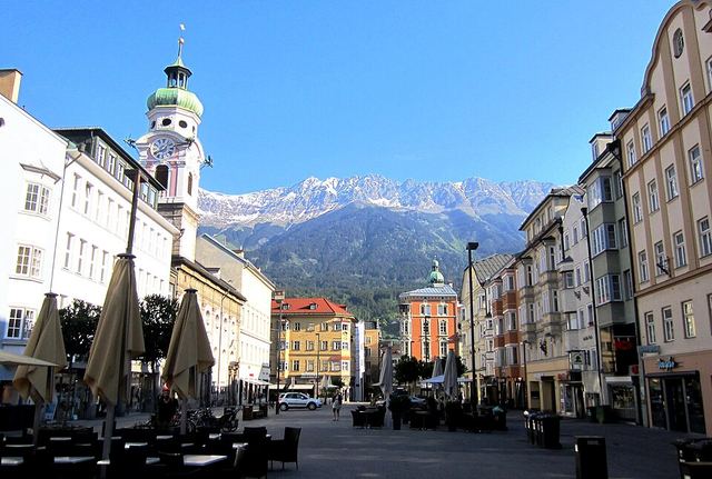 Innsbruck autem: Zlatá stříška, hory nad městem a lanovka z centra