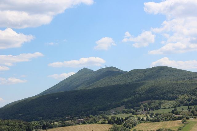 Sarteano: etruské pohřebiště, středověký hrad a termály pod toskánským nebem