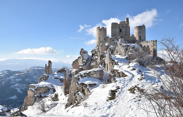 Rocca Calascio: nejvýše položená pevnost Apenin a kamenná zřícenina nad Campo Imperatore