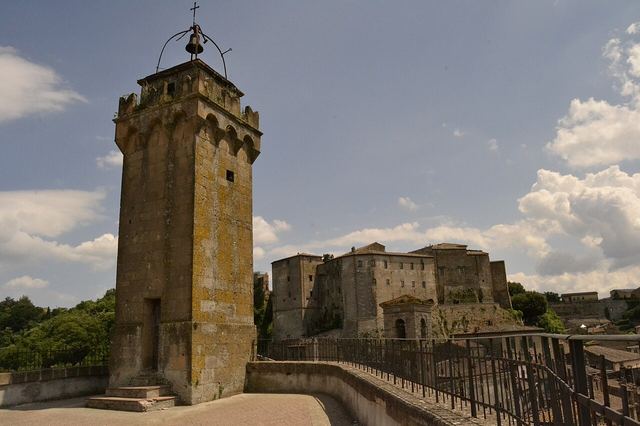 Sorano: tufové město na skále, pevnost Orsini a etruské Vie Cave