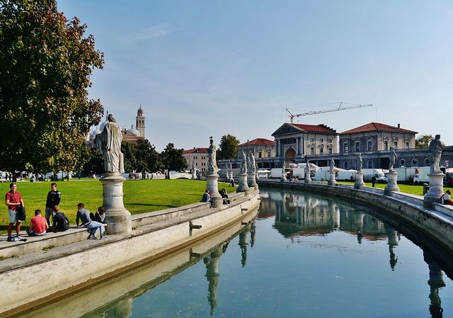 Prato della Valle v Padově: největší náměstí Itálie s ostrovem, kanálem a 78 sochami