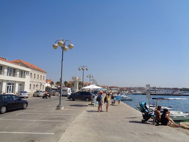 Vodice: živé letovisko u Šibeniku, riva, marina a výlety za Krkou