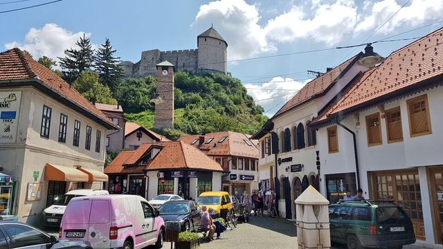 Tešanj: jeden z nejstarších a největších hradů Bosny nad starým městem plným kávy a minerálky
