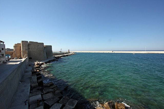 Monopoli: bílé přístavní město s gozzi a sto kontradami