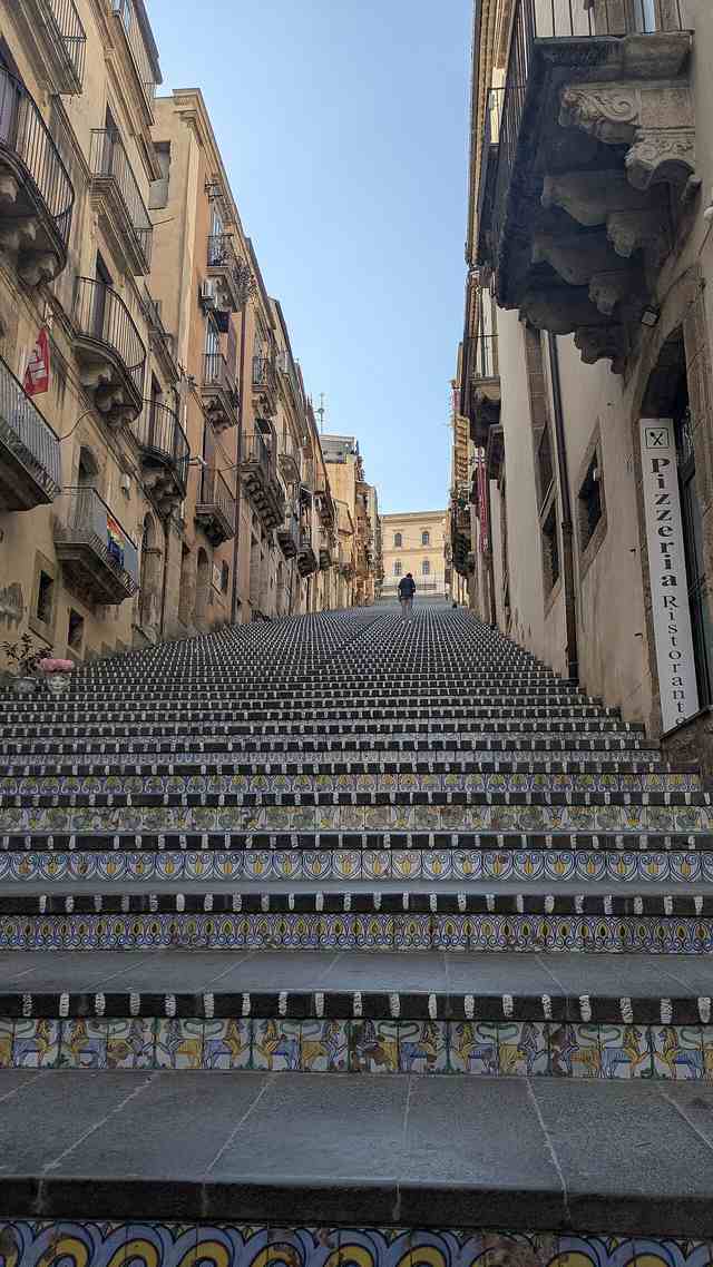 Caltagirone: město keramiky a schodiště, kde každý schod září jinak