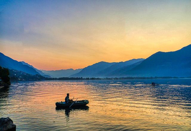 Lovere: galerie Tadini s Tizianem, Torre Soca a úsvit nad Lago d'Iseo