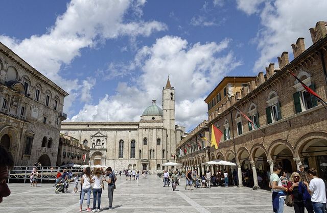 Ascoli Piceno: travertinové město a náměstí, které vás posadí ke kávě