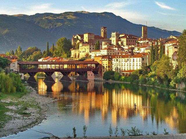 Bassano del Grappa: krytý dřevěný most od Palladia, grappa a keramika
