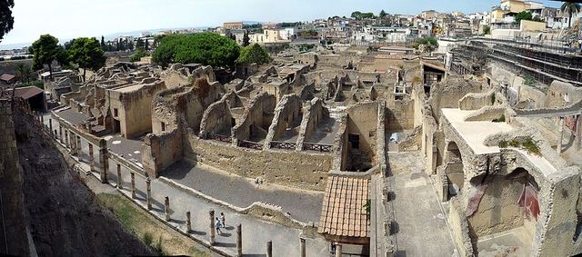 Herculaneum (Ercolano): jak na prohlídku, vstupné a proč sem místo Pompejí