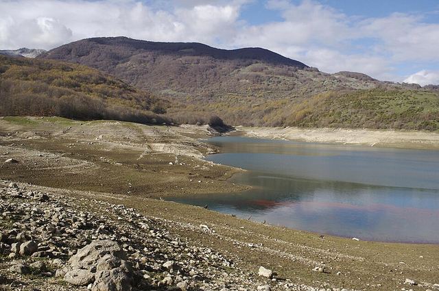 Marche a Abruzzo: hrad nad oblaky, jeskyně jako katedrála a bílé útesy Conera
