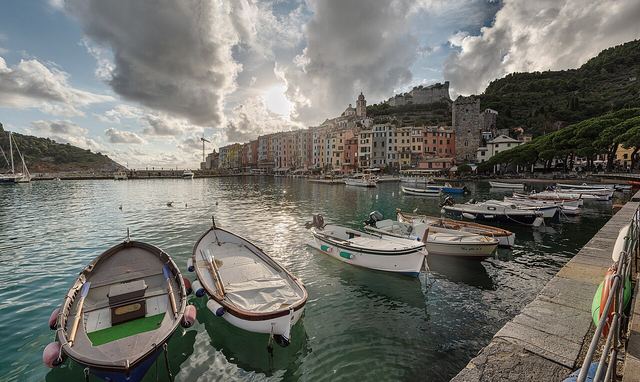 Portovenere: barevné domy, kostel na útesu a klid místo davů Cinque Terre