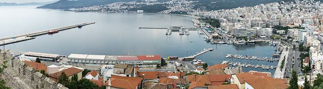 Kavala autem: akvadukt nad střechami, brána na Thasos a kde zaparkovat