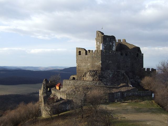 Hollókő autem: živá lidová vesnice UNESCO, hrad nad údolím a kde nechat vůz