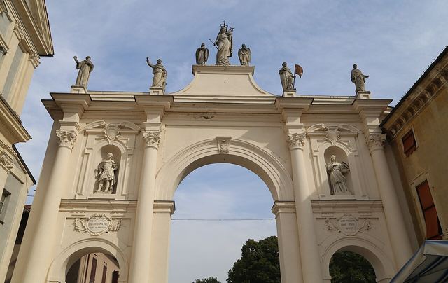 Cherasco v Langhe: město oblouků a smluv, hlemýždi a Palazzo Salmatoris