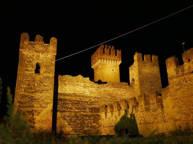 Lazise: scaligerský hrad a benátský celní dům na jižním břehu Gardy