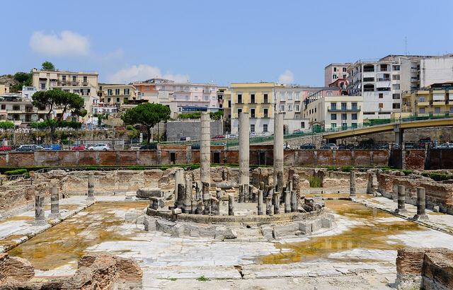 Pozzuoli: antické přístavní město nad živou sopkou u Neapole