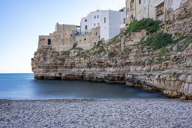 Polignano a Mare: město na útesech, kde se skáče do moře a jí v jeskyni