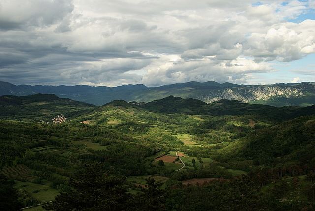 Štanjel: kraská vesnička s Ferrariho zahradou a větrem burja