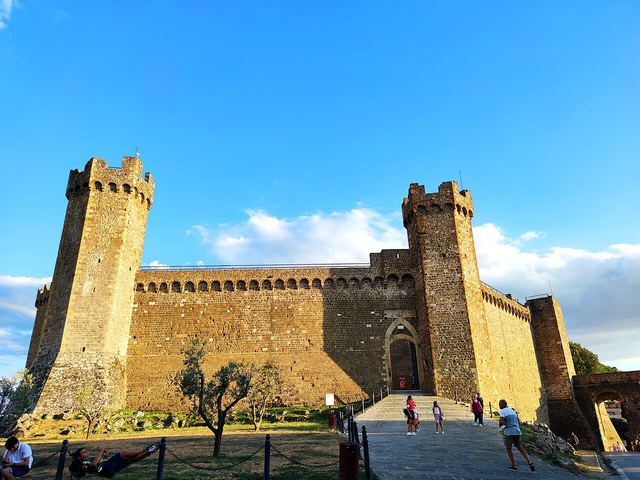 Montalcino: pevnost nad vinicemi a domov Brunella