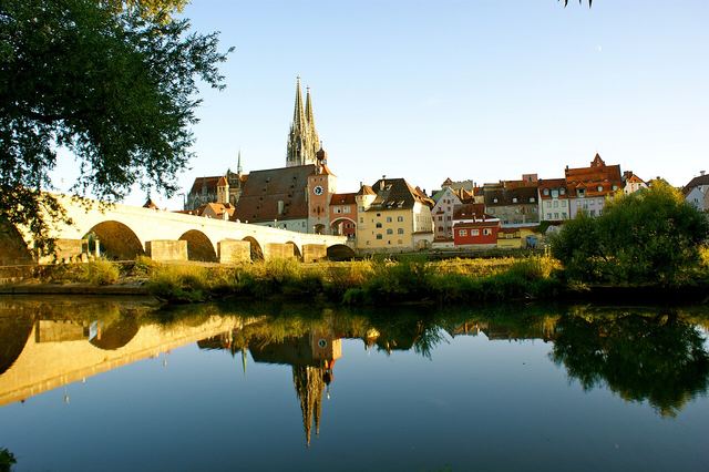 Řezno (Regensburg): kamenný most z roku 1146, nejstarší klobásárna a Řím na Dunaji