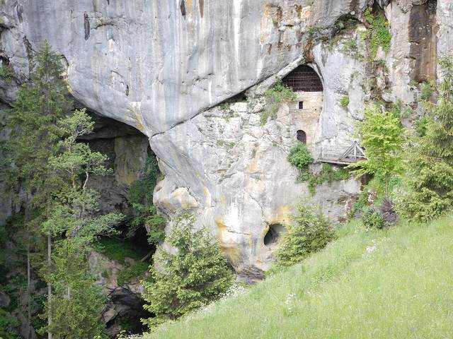 Predjamský hrad: největší jeskynní hrad světa a rytíř, kterého zabili na záchodě