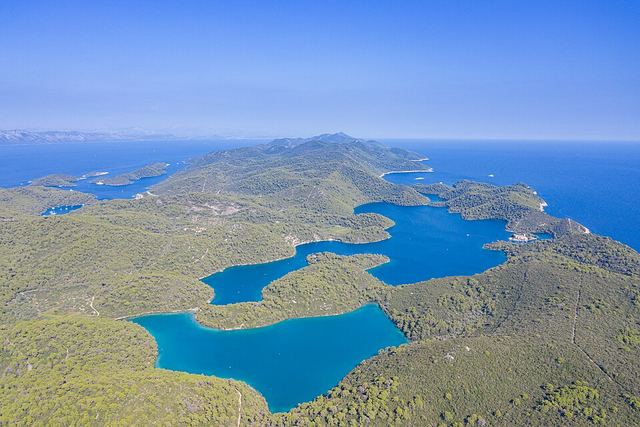 Mljet autem a trajektem: zelený ostrov se slanými jezery a klášterem na ostrůvku