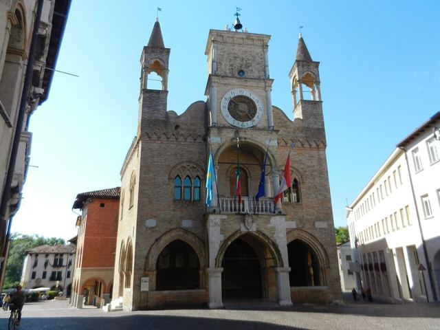 Pordenone: město fresek, gotická radnice a malíř, co šokoval Benátky