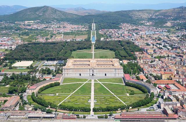 Reggia di Caserta: bourbonský palác, kaskáda s vodopádem a Anglická zahrada