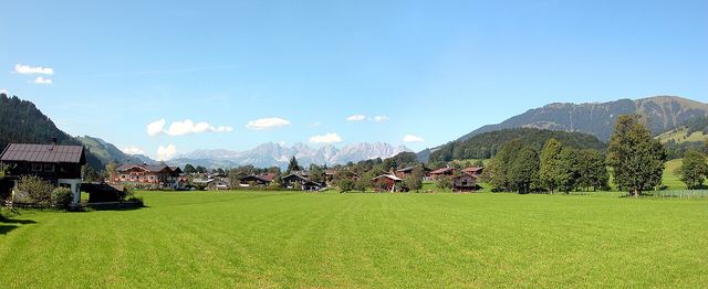 Kitzbühel autem: legendární Hahnenkamm, staré město a kde nechat auto